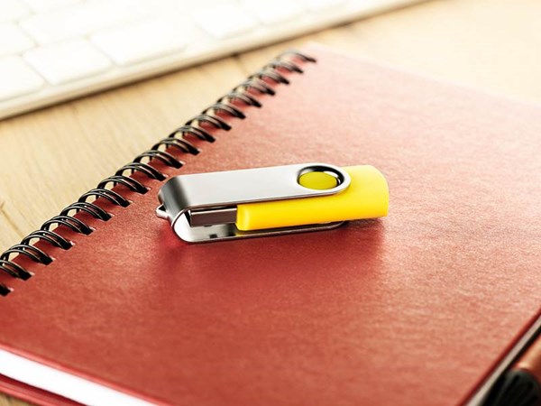 Obrázky: Techmate žlto-striebor. vykláp USB flash disk 8GB, Obrázok 4