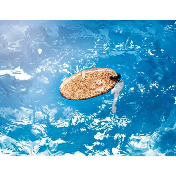 Obrázky: Oválna plávajúca korková kľúčenka s modrou šnúrkou, Obrázok 4