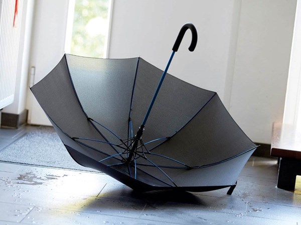 Obrázky: Čierny automatický dáždnik, modré rebrá a tyč, Obrázok 3