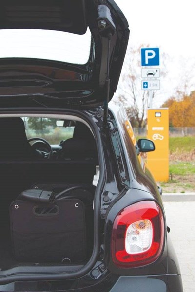 Obrázky: Kompaktný čierny skladací box do auta z polyesteru, Obrázok 3