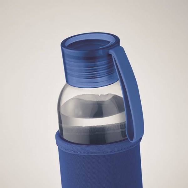 Obrázky: Fľaša zo skla s kráľ.modrým neoprén.obalom, 500 ml, Obrázok 2