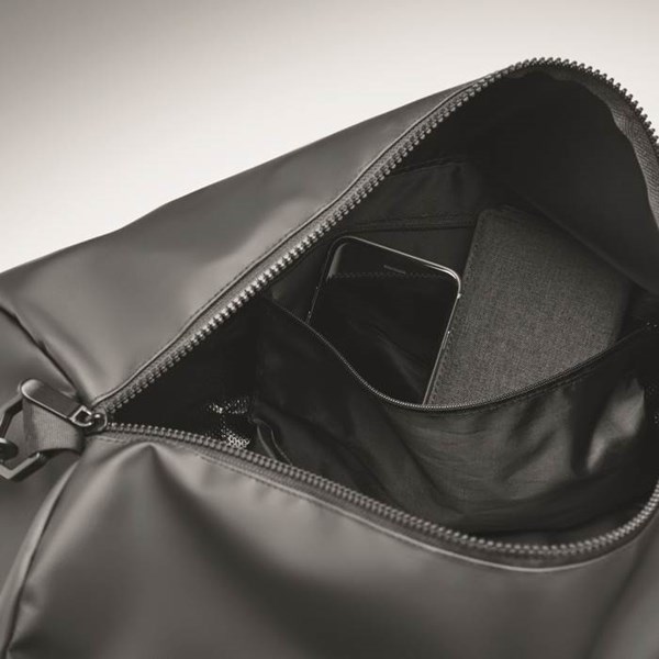 Obrázky: Čierna športová taška z tarpaulínu, bočné vrecko, Obrázok 9