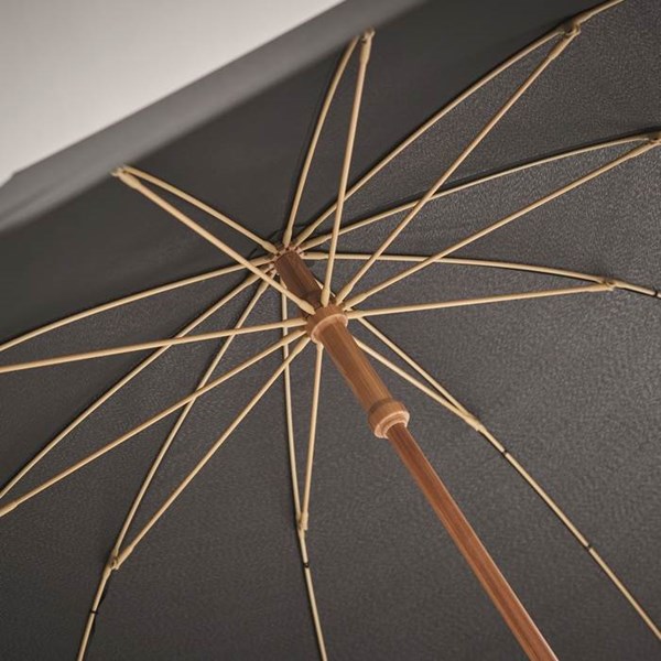 Obrázky: Čierny vetru odolný RPET dáždnik s bamb. rukoväťou, Obrázok 5