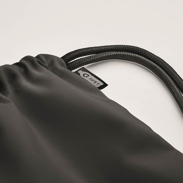 Obrázky: Veľký čierny sťahovací ruksak 300D RPET, Obrázok 4