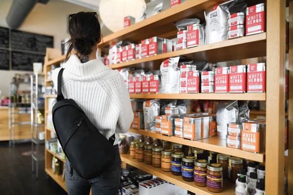 Obrázky: Čierna crossbody taška Renew z rPET AWARE, Obrázok 6