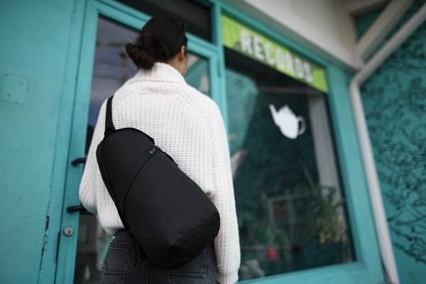 Obrázky: Čierna crossbody taška Renew z rPET AWARE, Obrázok 7
