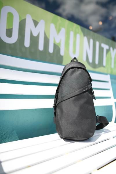 Obrázky: Čierna crossbody taška Renew z rPET AWARE, Obrázok 8
