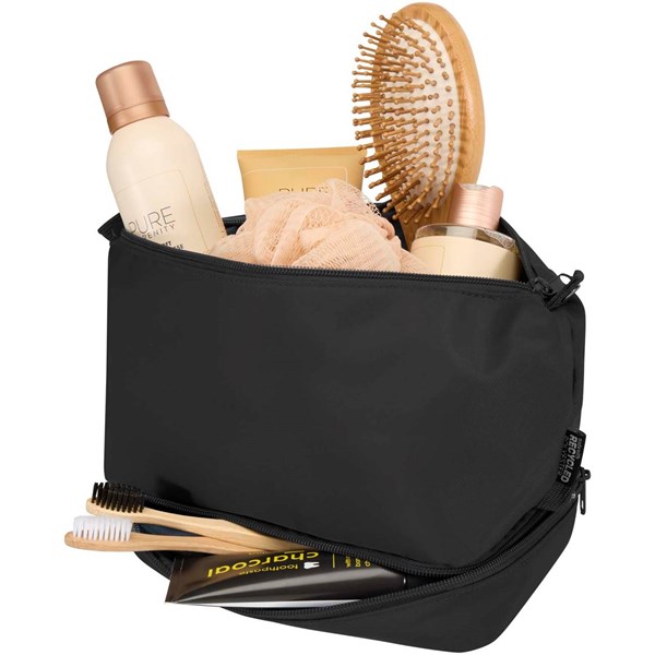 Obrázky: Čierna toaletná taška z rec.materiálu s objemom 6L, Obrázok 4