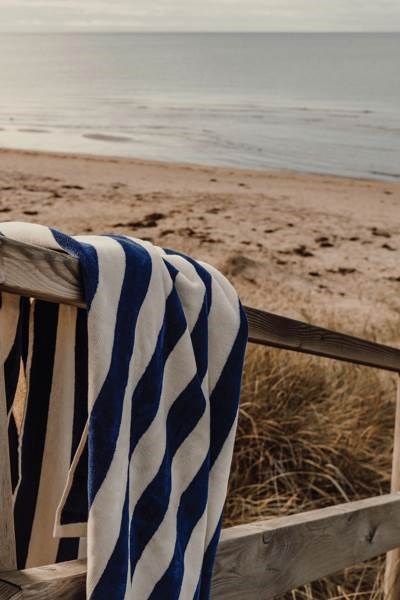 Obrázky: Recyklovaná plážová osuška VINGA, tmavo modrá, Obrázok 3