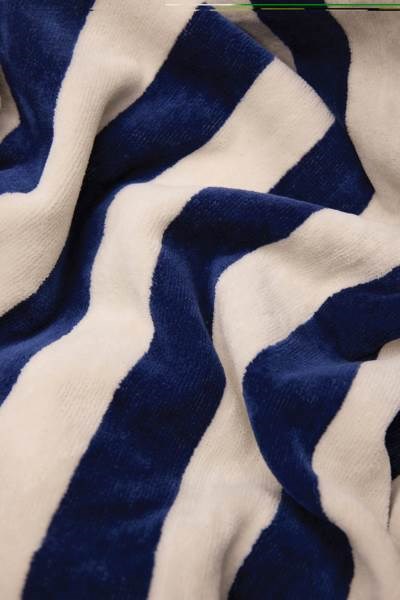 Obrázky: Recyklovaná plážová osuška VINGA, tmavo modrá, Obrázok 6