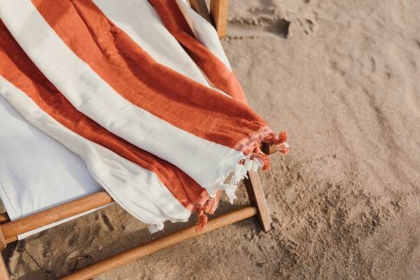 Obrázky: Bielo-červená plážová osuška VINGA Valmer, strapce, Obrázok 5