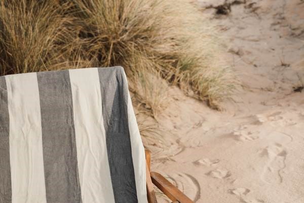 Obrázky: Bielo-šedá plážová osuška VINGA Valmer, strapce, Obrázok 6